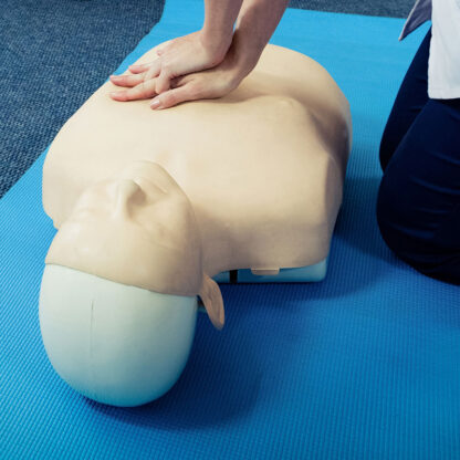 Hätäensiapu -koulutuksessa opetetaan kuvassa näkyvä painelu-puhalluselvytys sekä käydään läpi neuvovan defibrillaattorin käyttö.