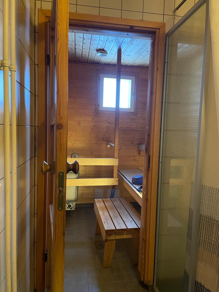 Kuvassa näkymä saunaan Hingunniemen hostellissa.