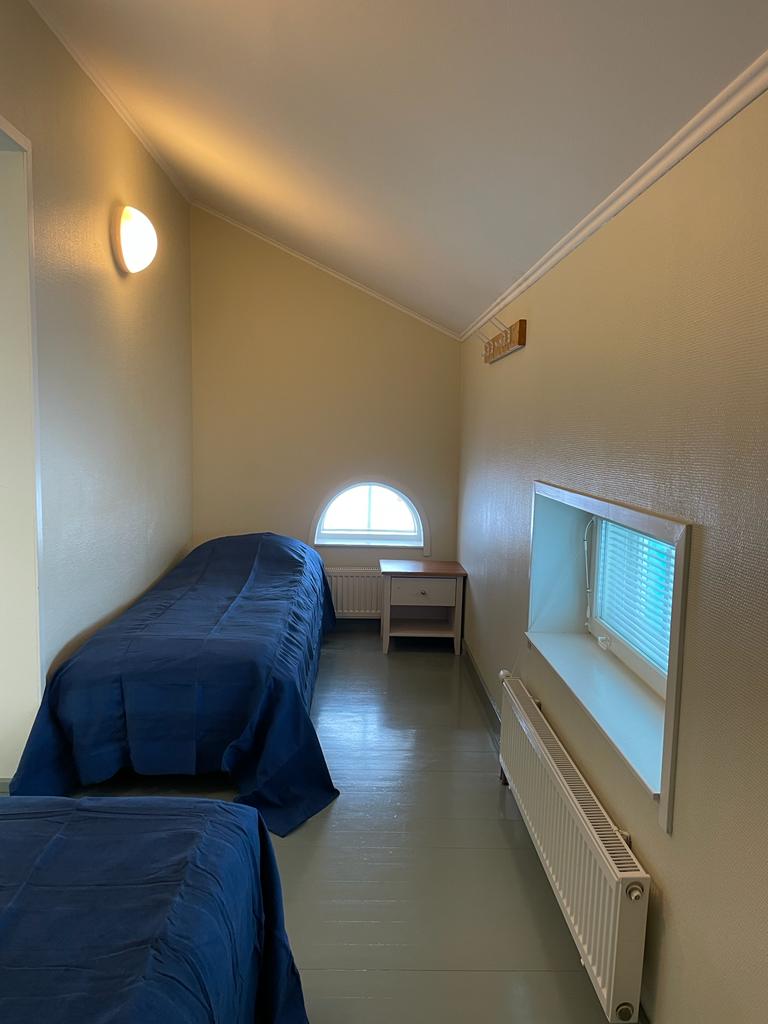 Kuvassa makuusoppi jossa kaksi sänkyä, Hingunniemen hostel