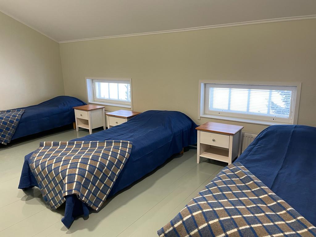 Kuvassa kolme sänkyä Hingunniemen hostellihuoneessa