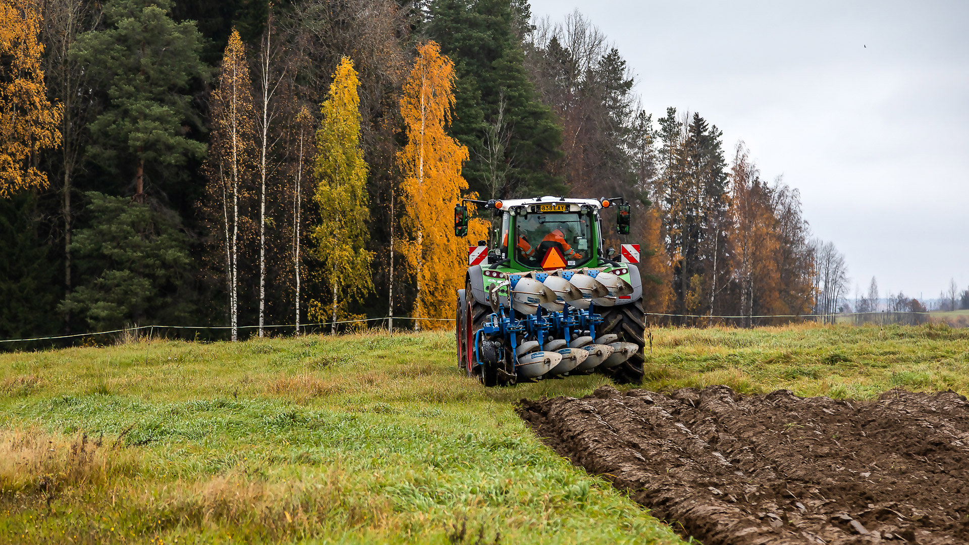 SVE Naturresurskompetens huvudbild, traktor på åker.