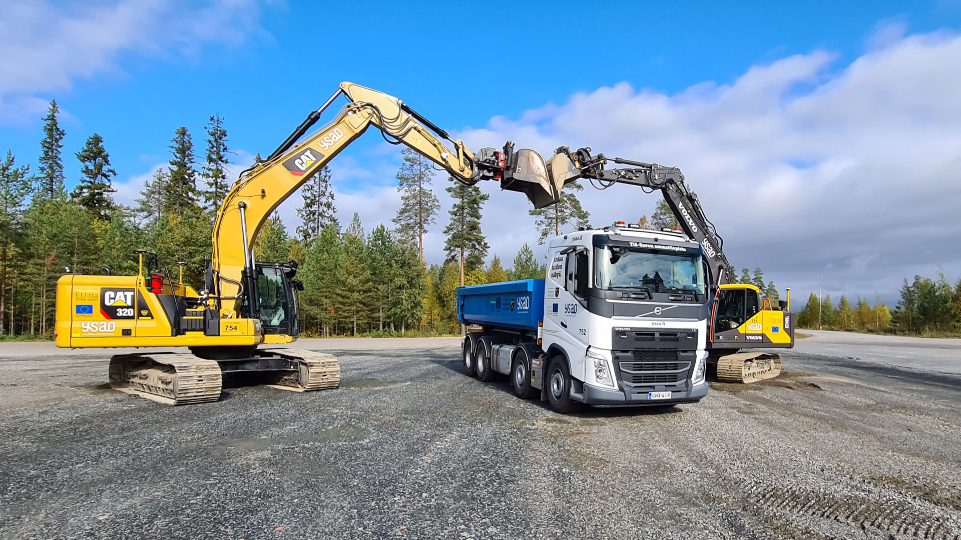 SVE Logistikkompetens huvudbild med två grävmaskiner och lastbil.