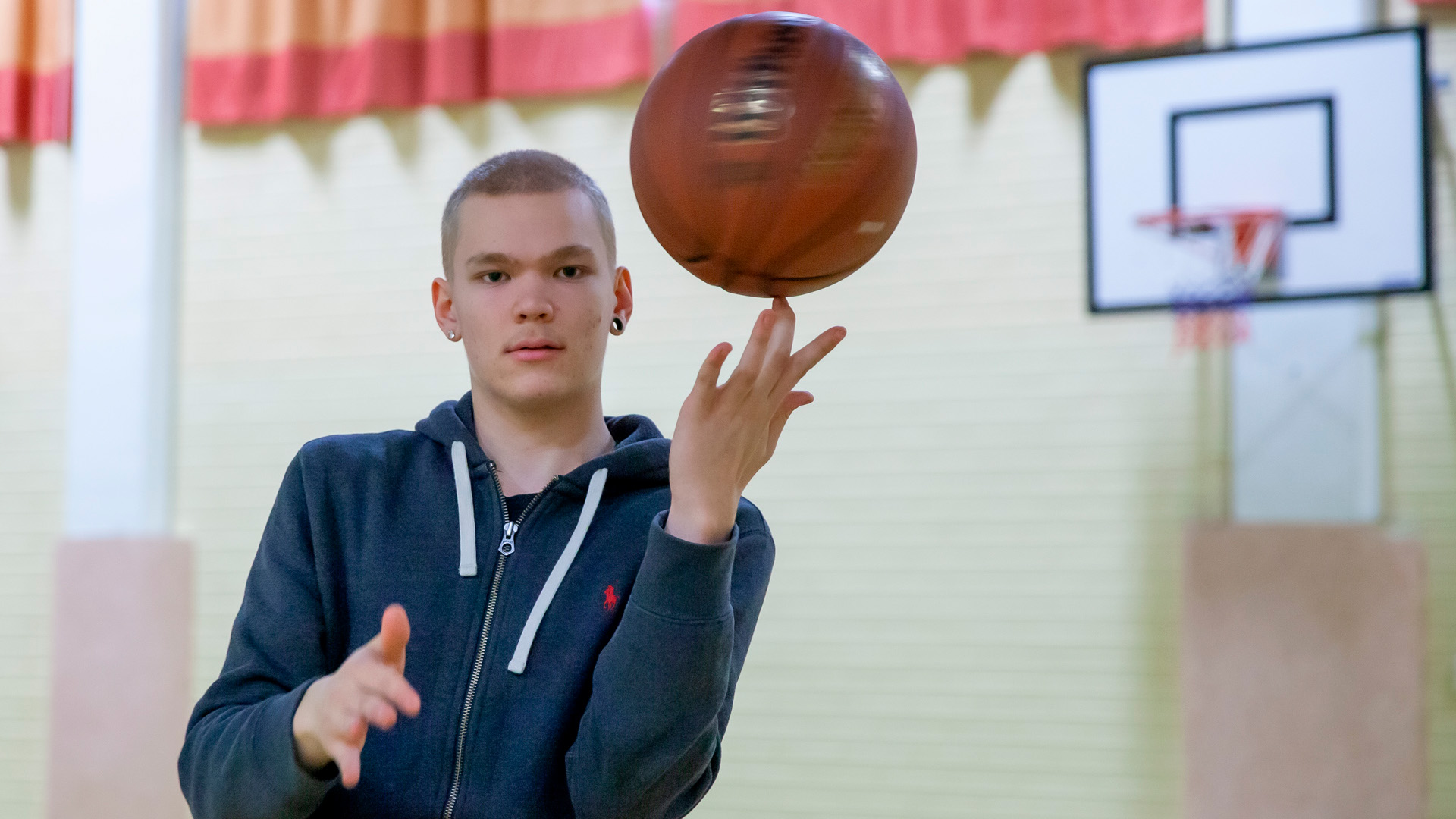 Koripalloilija ja urheiluakatemia opiskelija Matias Nissinen esittelee koripallon hallintaa.
