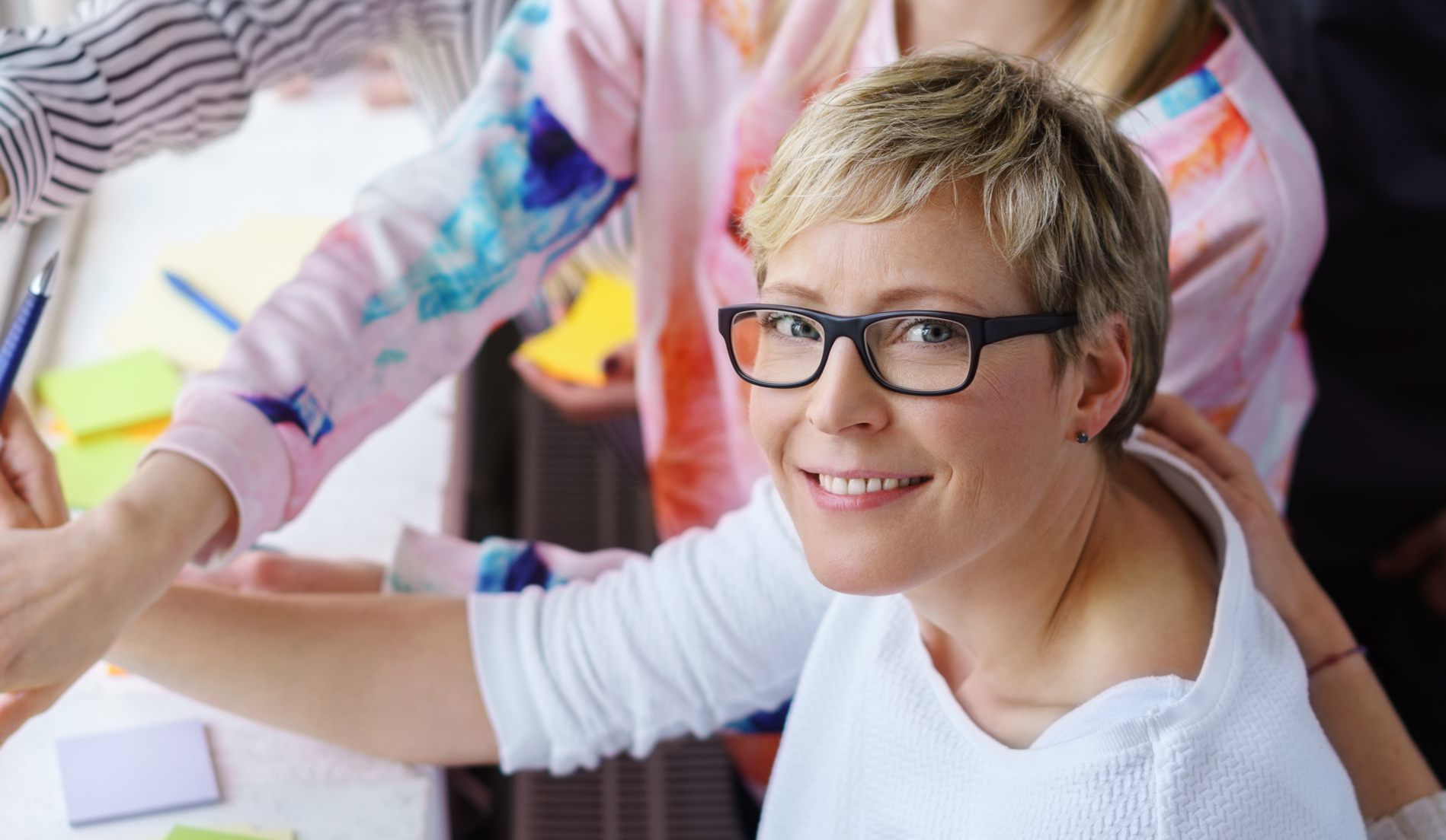 Henkilö työskentelee muiden henkilöiden kanssa.