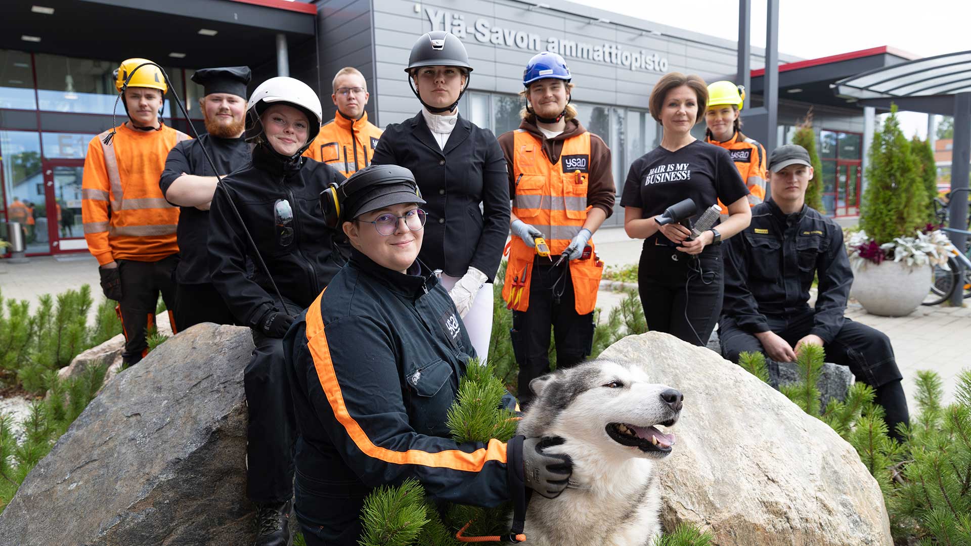 Opiskelijat yhteiskuvassa työvaatteissaan.