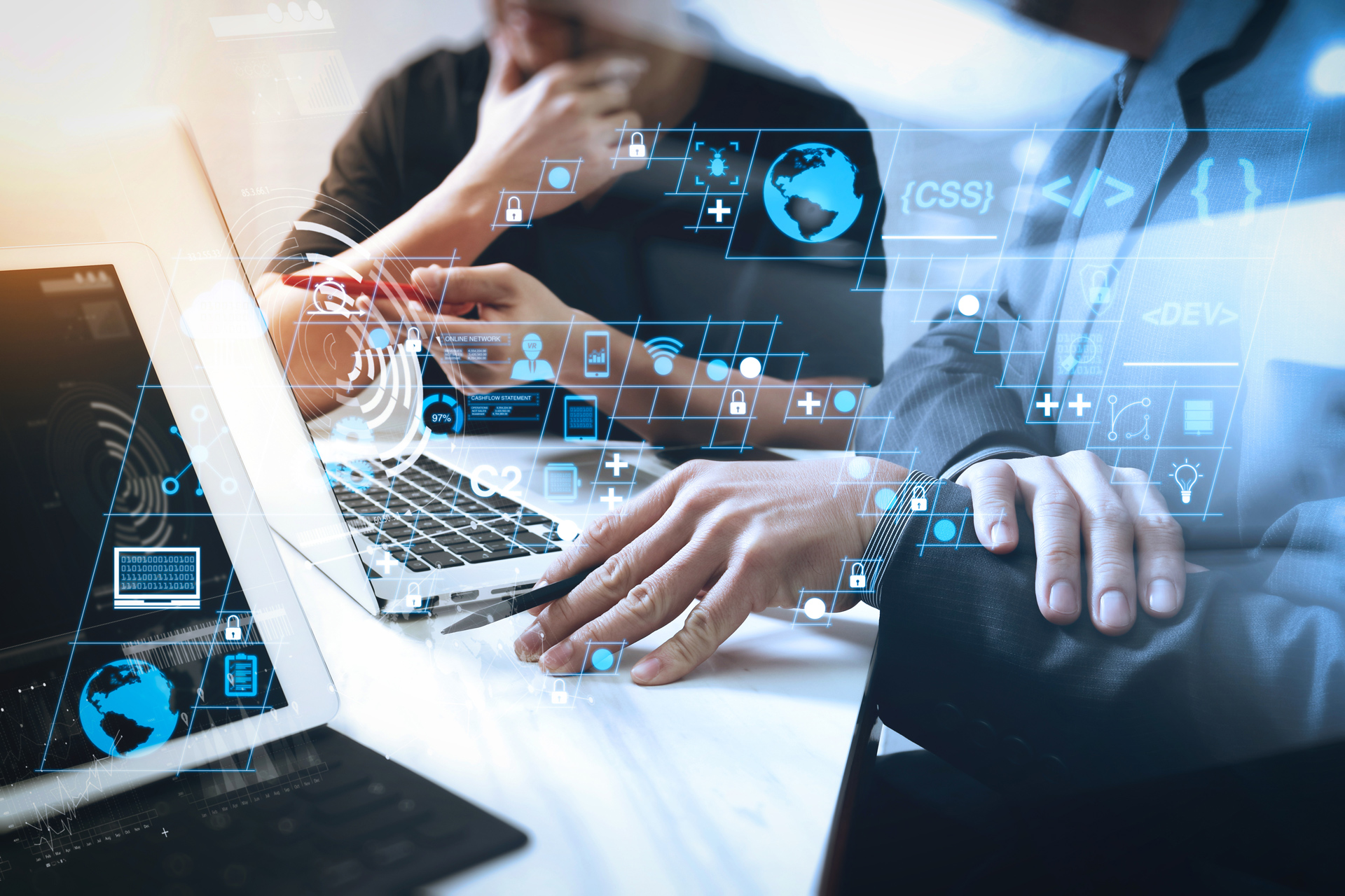 Kaksi henkilöä työskentelee kannettavilla tietokoneilla.