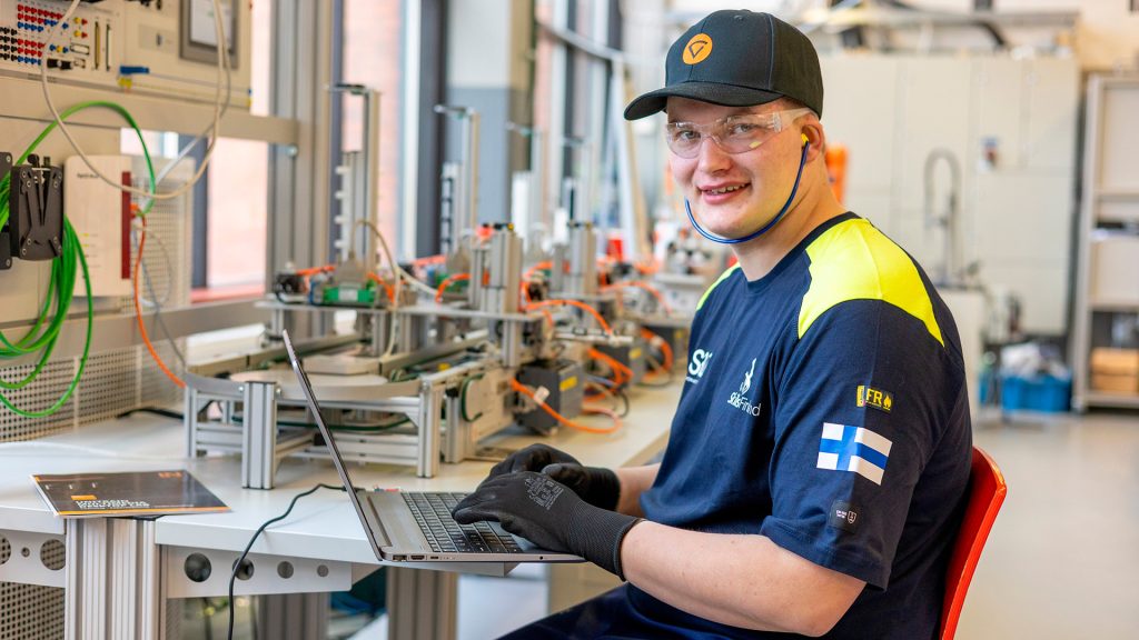 Väinö Rautakoski valmentautuu YSAOn kampuksella tehdaskunnossapitoa.
