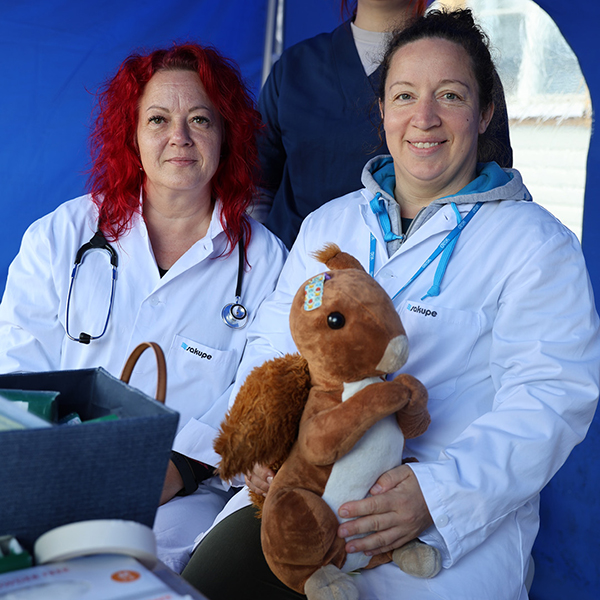 Kaksi henkilöä lääkärintakit yllään.